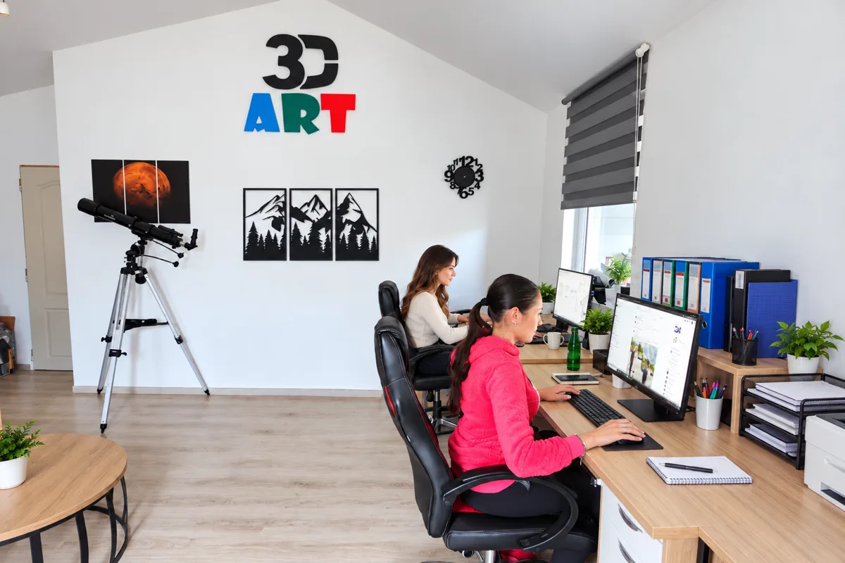 Tim 3D ART u kancelariji – logo 3D ART, zidni sat i zidne dekoracije iz naše radionice